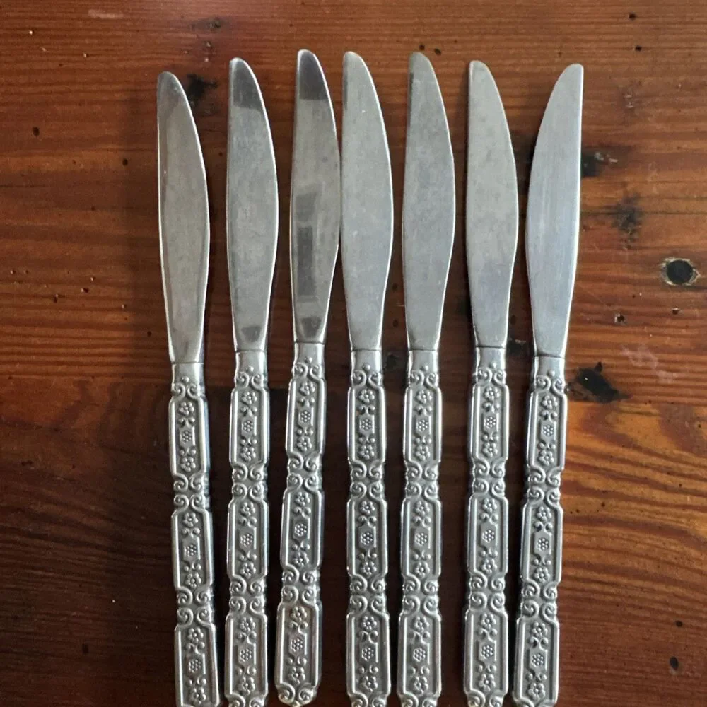 7 Vintage Oneida Raphael Heirloom Dinner Knives Stainless Unmarked